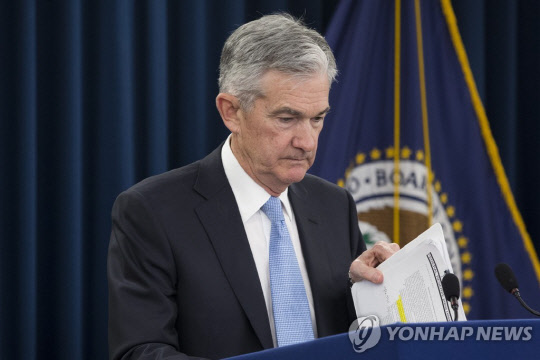 미 연방준비제도(Fed·연준)가 1일(현지시간) 기준금리를 현행 2.25~2.50%로 유지하기로 결정했다. 제롬 파월 연준 의장이 금리 동결 배경을 설명하고 있다. 연합뉴스